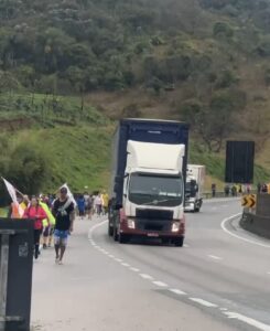 CAMINHADA DE FÉ: ROMEIROS SEGUEM PELAS ESTRADAS RUMO A APARECIDA