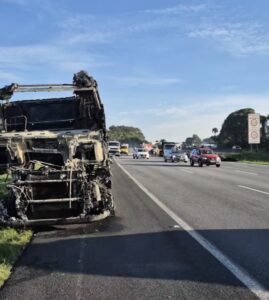 ACIDENTE COM CARRETA NO KM 28 DA IMIGRANTES<br>