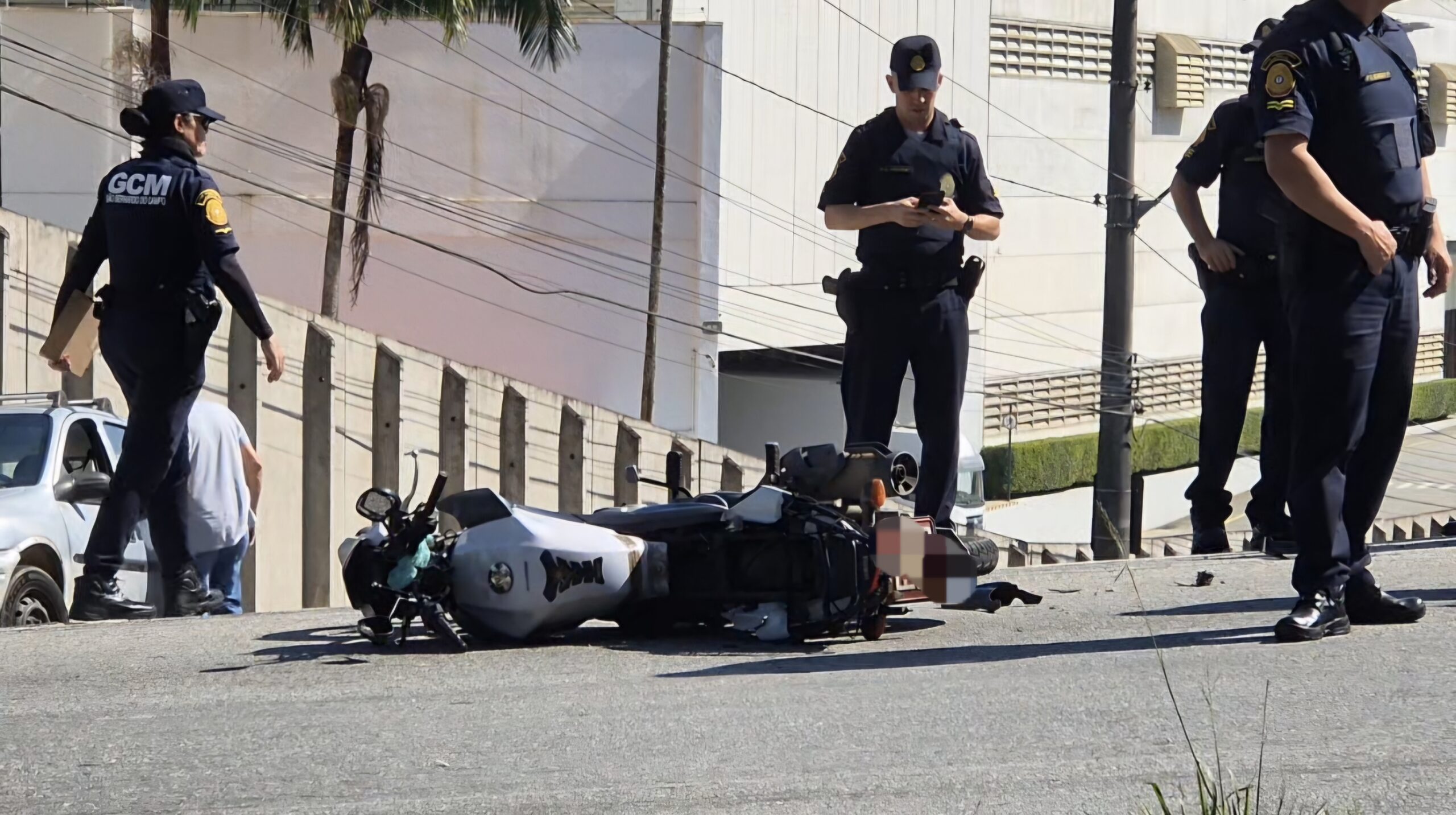 COLISÃO NA ESTRADA GALVÃO BUENO DEIXA MOTOCICLISTA FERIDO EM SAO BERNARDO.