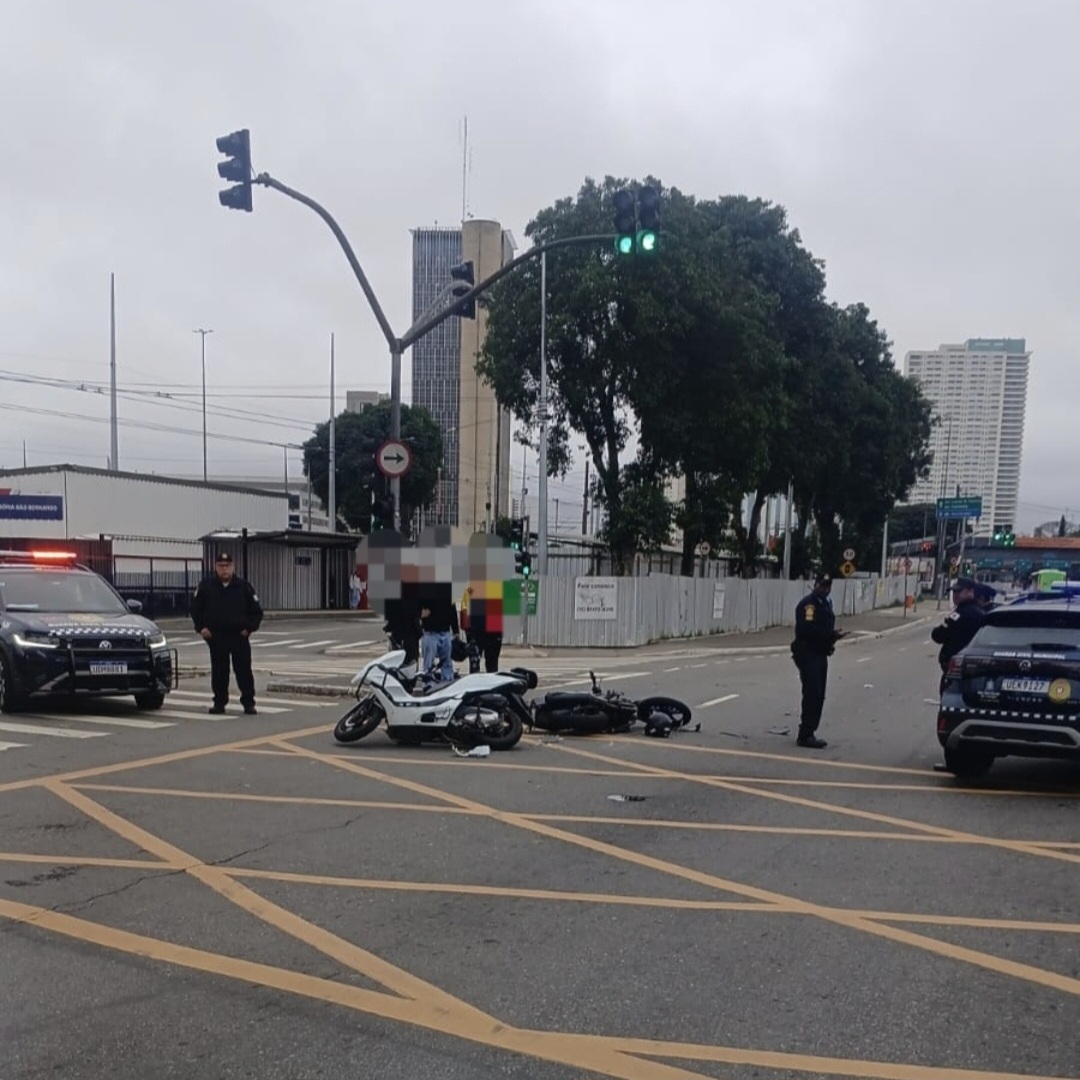Acidente deixa dois feridos após carro colidir com motocicletas no Paço Municipal de São Bernardo