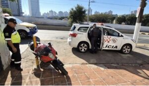Polícia recupera moto abandonada na Avenida Lucas Nogueira Garcez, em São Bernardo.