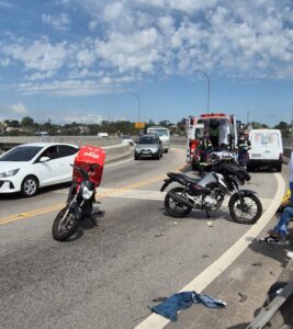 colisão envolvendo duas moto&nbsp; na Estrada Galvão Bueno, sobre a ponte do Rodoanel.