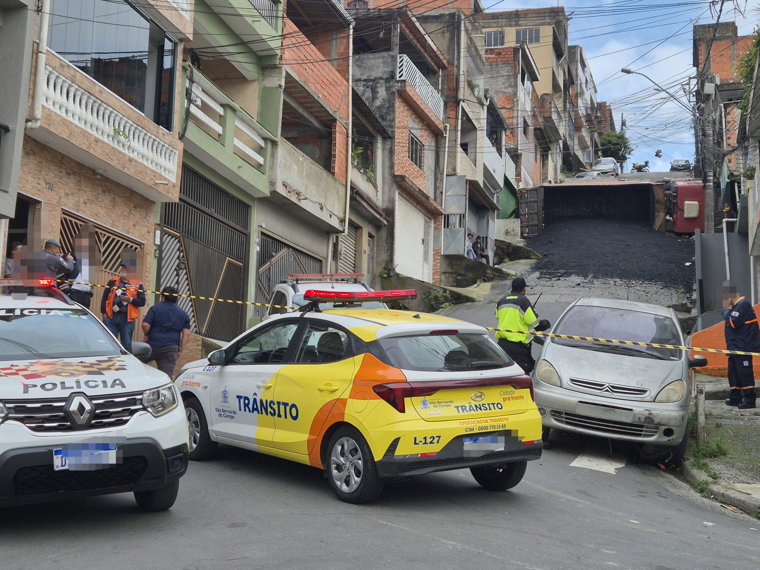 Caminhão carregado com asfalto tomba e atinge fachada de imóvel na Vila São Pedro, em São Bernardo