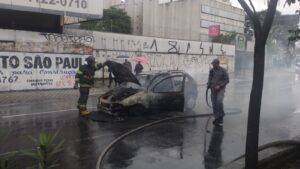 veículo pega fogo e mobiliza equipes de emergência na região central de São Bernardo