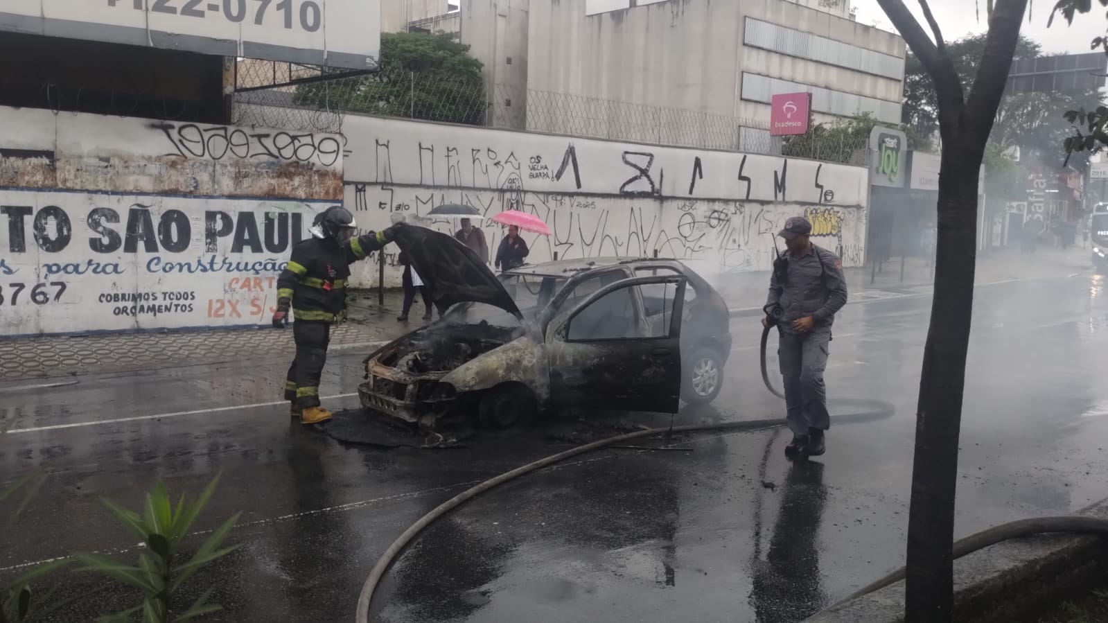 veículo pega fogo e mobiliza equipes de emergência na região central de São Bernardo