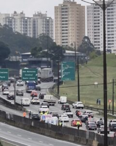 Um motociclista morreu após um acidente envolvendo uma moto, um carro e um caminhão na manhã desta terça-feira (1º), no km 22 da Via Anchieta