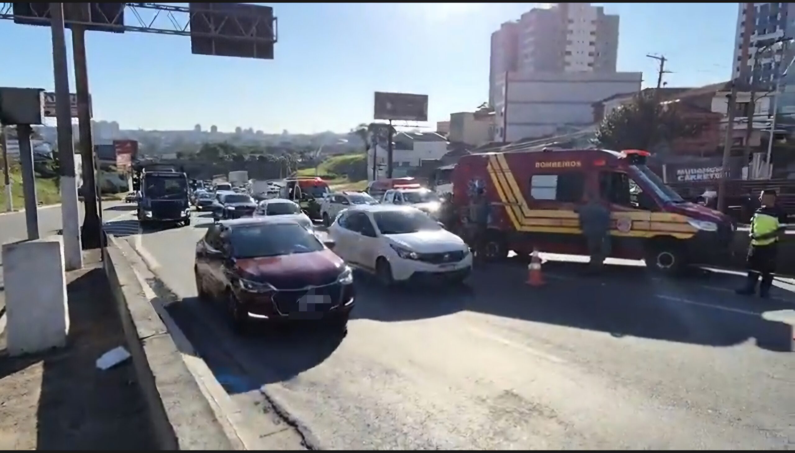 COLISÃO DE MOTO E VEÍCULO NA AVENIDA LIONS EM SÃO BERNARDO DO CAMPO.